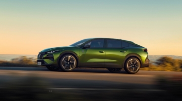 La Peugeot e-408 électrique en situation sur les routes entre la Drôme et l'Ardèche