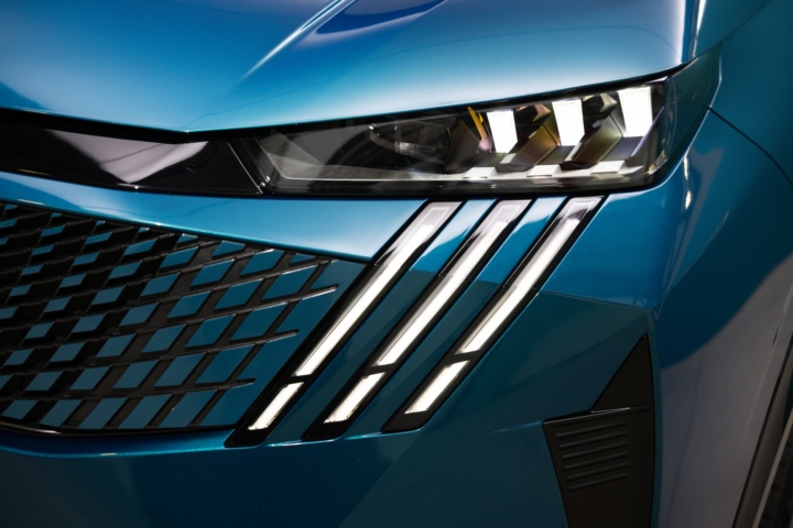 PEUGEOT_3008_drome_VALENCE_SUV_26000_HYBRIDjpg