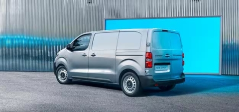 Le fourgon électrique Peugeot e-Expert en exposition devant la concession de Valence