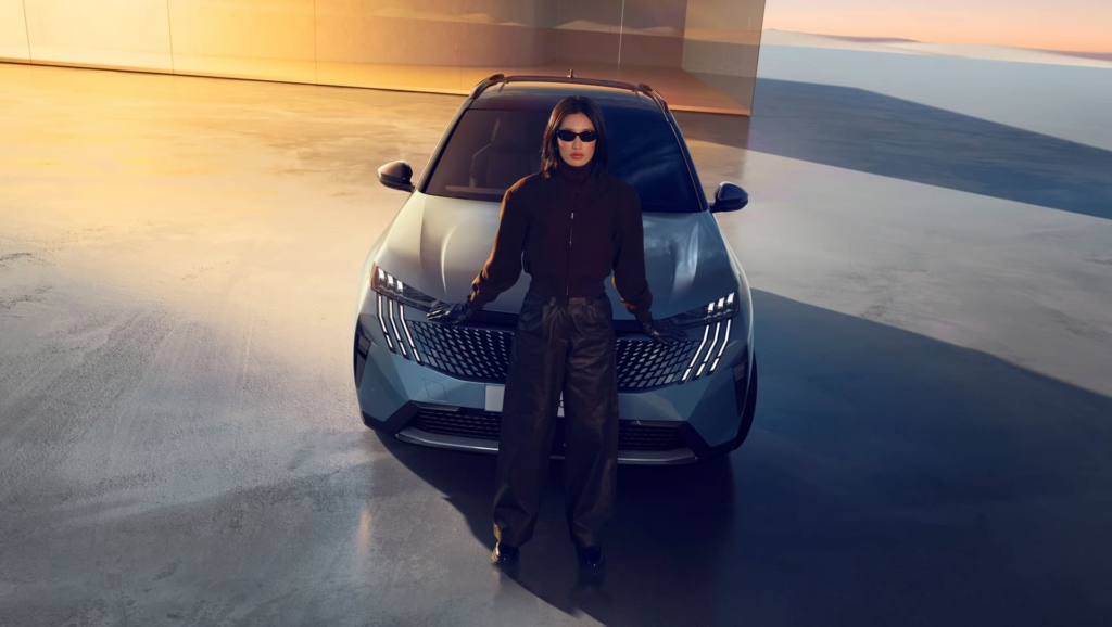 Conductrice élégante devant sa Peugeot e-3008 – expérience premium de location à Valence.