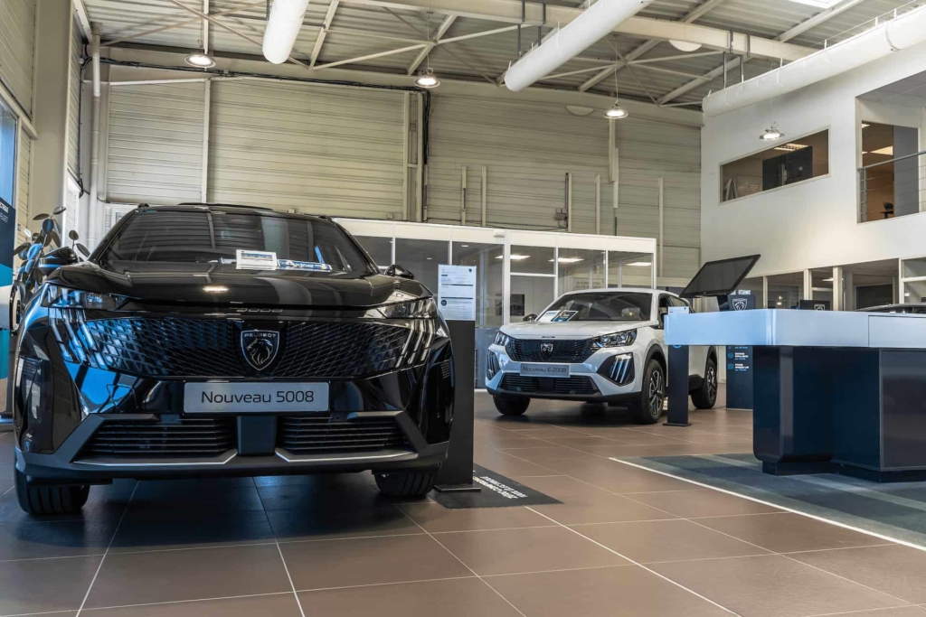 Tesla ou Peugeot électrique à Valence : Pourquoi la proximité du garage change tout en 2026